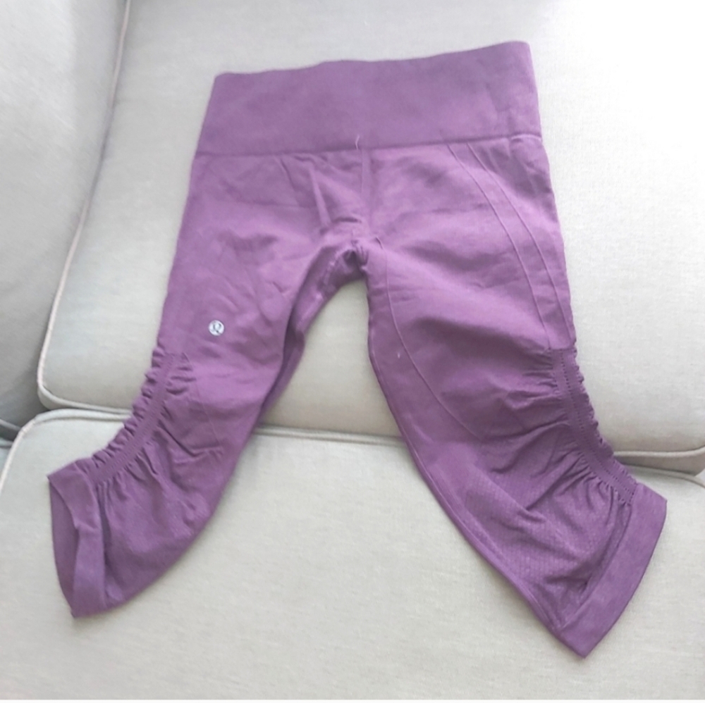 Lululemon leggings size 6 purple crop capri